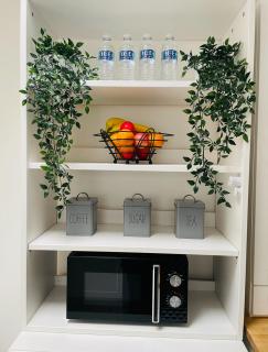 Stunning Home with Parking and Garden Sleeps 6 - Raynes Park - 8