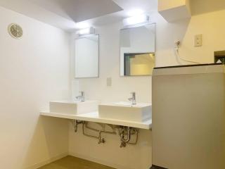 Shinjuku Kabuki Youth Hostel#New Sunshine Room#50 second walk from Higashi Shinjuku subway#Automatic locking door at entrance#新宿12 - 7