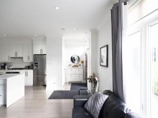 Executive 3 Bedroom Town House - Mississauga - 6