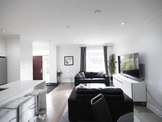 Executive 3 Bedroom Town House - Mississauga - 3