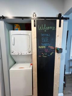 Berea's Blue Bungalow - Near Hopkins Airport, IX Center, NASA, Cle MetroParks & Baldwin Wallace - Coffee Provided! - 2