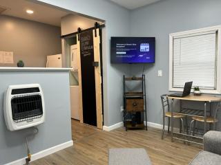 Berea's Blue Bungalow - Near Hopkins Airport, IX Center, NASA, Cle MetroParks & Baldwin Wallace - Coffee Provided! - 1