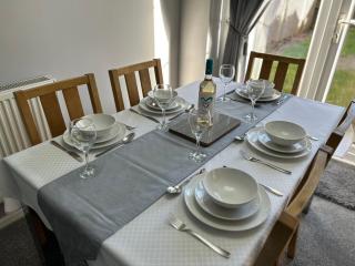 Dovefield House - Modern 3 Bed Home from Home - Alton Towers, Uttoxeter Races - Uttoxeter - 1