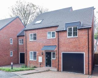 Stylish 5-Bedroom House in Nottingham - Nottingham - 2