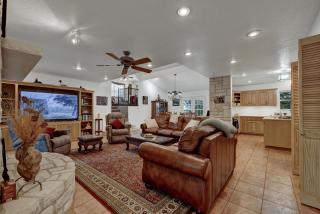 Serene Creek Front Home with Games+Grill! - Fredericksburg - 0