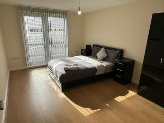 Beautiful 4 Bedroom Home With Private Parking - West Thurrock - 2