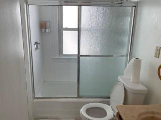Comfy First Floor Bedroom near Cleveland Clinic Fairview - Cleveland - 3