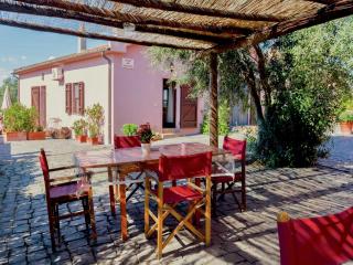 Chic Farmhouse in Montalto di Castro with Terrace - Montalto di Castro - 9