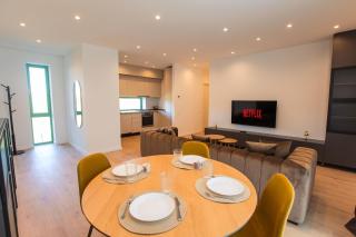 Roots Three - Modern Lakeview Apartment - Bucareste - 6