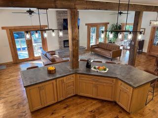 Secluded with Hot tub, Pool table, Arcade, Fishing andTheater Room - - 7