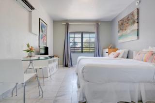 South Beach Retreat Walk to Beach, Sleeps 2 - Miami Beach - 0
