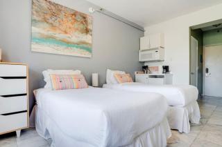 South Beach Retreat Walk to Beach, Sleeps 2 - Miami Beach - 8