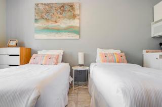 South Beach Retreat Walk to Beach, Sleeps 2 - Miami Beach - 7