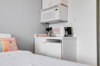 South Beach Retreat Walk to Beach, Sleeps 2 - Miami Beach - 6