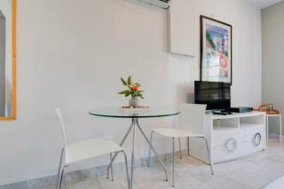 South Beach Retreat Walk to Beach, Sleeps 2 - Miami Beach - 4