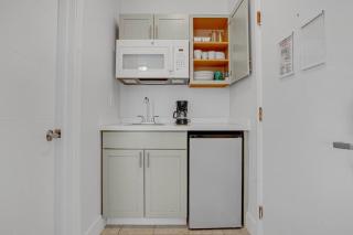 South Beach Chic Studio Retreat sleeps 4 - Miami Beach - 9