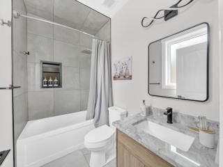 5 Bedrooms Modern Oasis in Downtown Area - 5