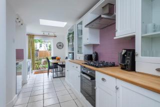 Stunning Home with Parking and Garden Sleeps 6 - Raynes Park - 0