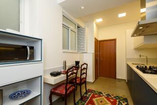 Vista lateral mar, rua tranquila e arborizada - 0