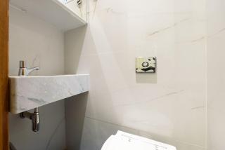 Vista lateral mar, rua tranquila e arborizada - 4