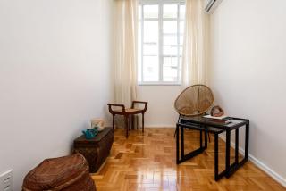 Vista lateral mar, rua tranquila e arborizada - 8