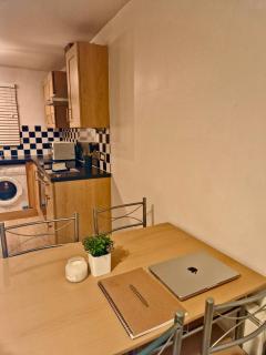 Wolverhampton Apartment with Free Parking 1 minute from the train station - 3