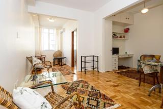 Vista lateral mar, rua tranquila e arborizada - 9