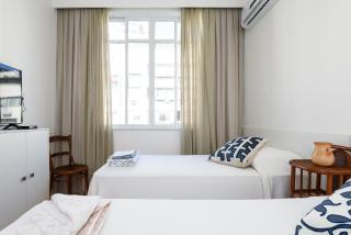 Vista lateral mar, rua tranquila e arborizada - 1