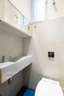 Vista lateral mar, rua tranquila e arborizada - 3