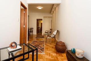 Vista lateral mar, rua tranquila e arborizada - 7