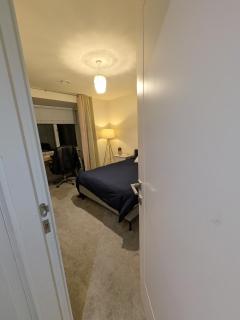 Pvt room attached bathroom , 20 mins to city center via direct train 2 min away - Dublin - 9