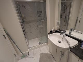 Pvt room attached bathroom , 20 mins to city center via direct train 2 min away - Dublin - 8