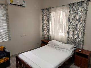 Accra Cozy Retreat with 2 Bedrooms - 3