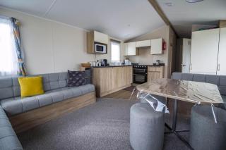Lovely Caravan With Decking At Seawick Holiday Park In Essex Ref 27471Sw - Clacton-on-Sea - 5