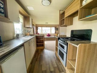 Superb 8 Berth Caravan At St Osyth Beach Holiday Park, Essex Ref 28010Mv - Clacton-on-Sea - 5