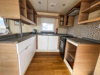 Lovely 6 Berth Caravan With Free Wifi At Sand Le Mere, Yorkshire Ref 71011C - 4