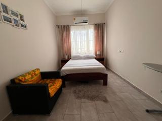 Accra Cozy Retreat with 2 Bedrooms - 2