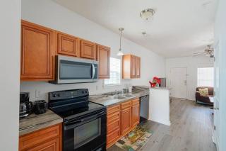Newly Upgraded 2-BR Cottage, 2 Blocks To Beach - 4
