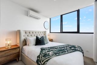 Lux Sky High Beachside Haven Apartments by Ready Set Host - 2