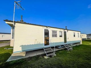 8 Berth Caravan For Hire At St Osyth Beach Holiday Park Ref 28012Hv - Clacton-on-Sea - 0