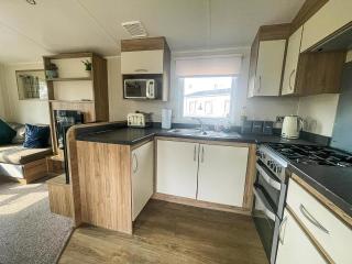 Lovely Caravan With Free Wifi At Steeple Bay Holiday Park Ref 36058B - Southminster - 6