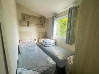 Lovely Caravan With Free Wifi At Steeple Bay Holiday Park Ref 36058B - Southminster - 2