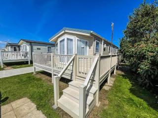 Lovely 8 Berth Caravan With Decking And Nearby Scratby Beach Ref 50005A - Great Yarmouth - 0