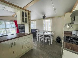 Lovely Caravan With Decking At St Osyth Beach, Essex Ref 28044Dw - Clacton-on-Sea - 6