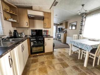 6 Berth Luxury Caravan With Full Sea Views At Azure Seas In Suffolk Ref 32069Az - Lowestoft - 6