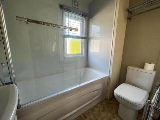 Beautiful 8 Berth Caravan With Decking At Broadland Sands In Suffolk Ref 20017Cv - Hopton on Sea - 3