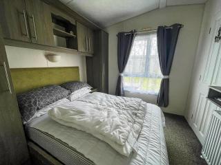 Homely 6 Berth Caravan With Decking And Wi-Fi At Seawick, Essex Ref 27928Sw - Clacton-on-Sea - 4