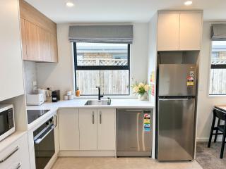 Cosy Modern Home - New Build in Christchurch - Christchurch - 5