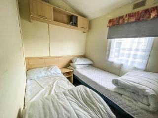 Caravan For Hire At St Osyth Beach Holiday Park In Essex Ref 28107Y - Clacton-on-Sea - 6