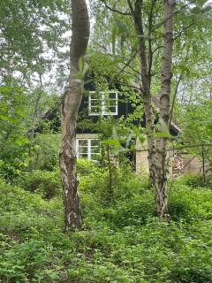 Cozy Thatched Cottage With Modern Décor - 9